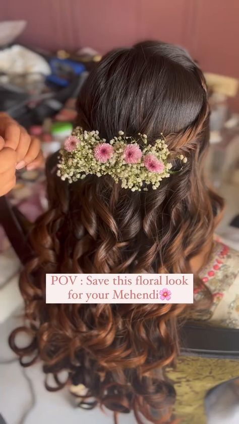 Looking for the perfect hairstyle to rock on your mehendi day? Check out these stunning baby-breath floral open hairstyles that are sure to make you feel like a queen on your special day. Reception Hairstyles, Mehndi Hairstyles, Bridal Hairstyle Indian Wedding, Hair Style On Saree, Saree Hairstyles, Hair Style Vedio, Engagement Hairstyles, Bridal Hairdo, Traditional Hairstyle