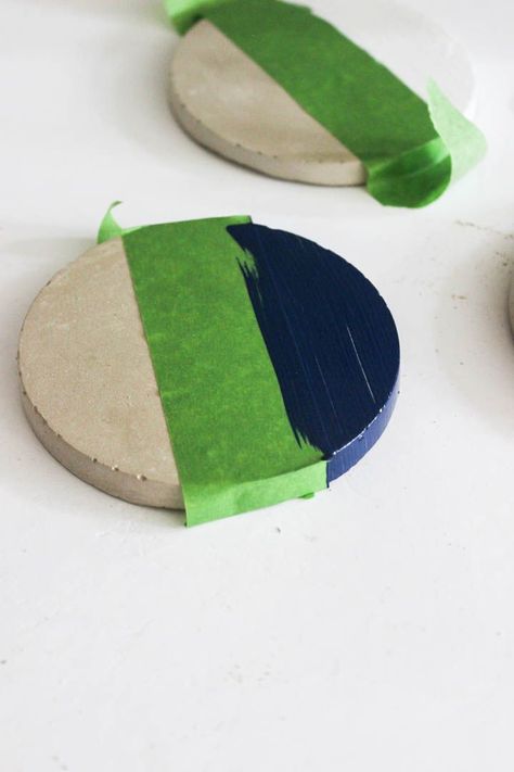 Concrete Coasters, Concrete Plant Pots, Decorating Crafts, Modern Placemats, Modern Coasters, Chicken Crafts, Concrete Diy Projects, Tape Painting, Food Storage Boxes