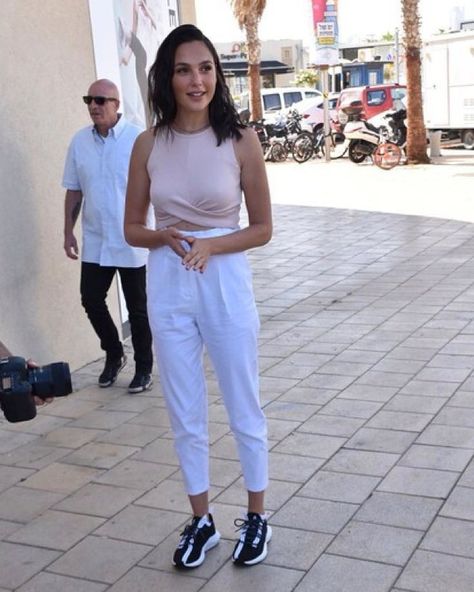 Share now with your friends Gal Gadot Outfits Casual, Gal Godat, Gal Gadot Style, Avengers Fanfic, Gal Gardot, Minimalist Street Style, Gal Gadot Wonder Woman, Fashion Gal, Gorgeous Hair Color