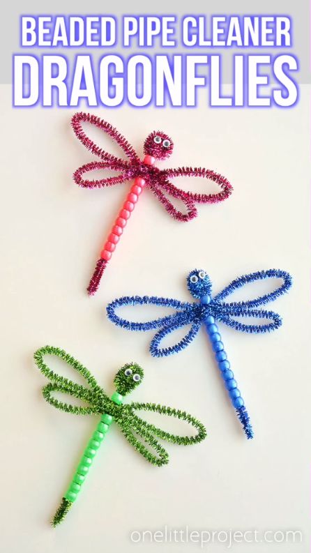 These beaded pipe cleaner dragonflies are SO CUTE! And they're so easy to make! All you need are pipe cleaners, plastic pony beads and googly eyes and you can whip one up in less than 5 minutes! This is such a fun kids craft that they can actually play with when they're done! A great kids activity for spring and summer! Pipe Cleaner Crafts, Dragon Fly Craft, Diy Bricolage, Pipe Cleaners, Googly Eyes, Camping Crafts, Childrens Crafts, Fun Crafts For Kids, Pipe Cleaner