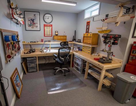 Garage Electronics Workshop, Office Workshop Ideas, Workshop Desk, Hobby Workshop, Hobby Room Design, Garage Art Studio, Small Woodworking Shop Ideas, Mini Workshop, Garage Workbench Plans