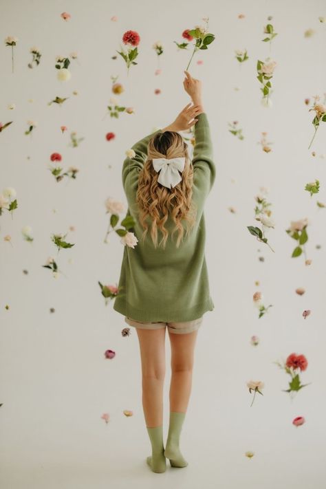 Spring Background Photoshoot, Flowers Hanging Photoshoot, Hanging Floral Photoshoot, Spring Mini Session Ideas Studio, Hanging Flowers Photoshoot, Flower Backdrop Photoshoot, Flower Studio Photoshoot, Photoshoot Flowers Studio, Spring Studio Photoshoot