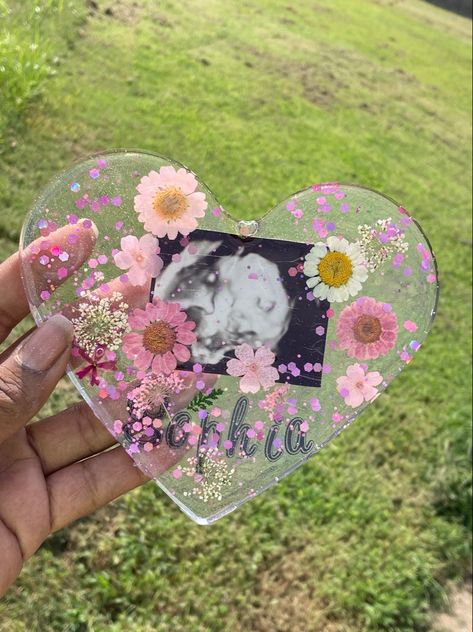 Resin Art Baby Keepsake Ideas, Epoxy Accessories, Cricut Valentines Projects, Pet Memory, Keepsake Ideas, Resin Photo, Thali Decoration Ideas, Fun Baby Announcement, Pastel Candy