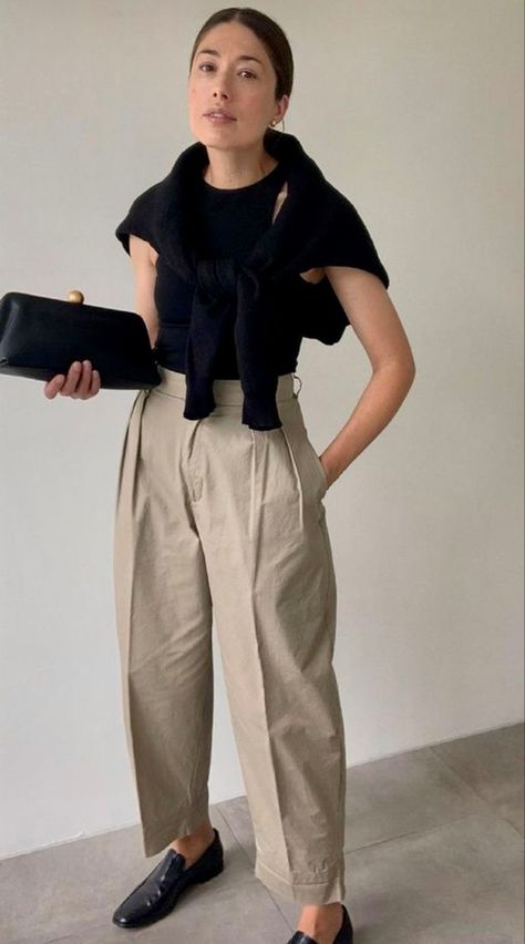 Toast Style Clothing, Balloon Trousers Outfit, Old Money Ootd, Beige Trousers Outfit, Minimal Style Outfits, Day Fashion, Old Money Style, Neutral Outfit, 가을 패션