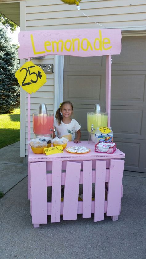 Lemonade stand made from scrapwood!:) Kyra had so much fun selling lemonade & cookies! Pink Lemonade Stand, Kids Lemonade Stands, Kids Lemonade, Diy Lemonade Stand, Diy Lemonade, Pink Lemonade Party, Lemonade Party, Lemonade Stand, Pink Decor