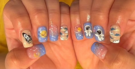 Space nails with astronauts❤️ Rocket Ship Nails, Astronaut Nail Art, Short Space Nails, Nail Designs Space, Solar System Nails, Nasa Nails, Astronaut Nails, Space Nails Galaxy, Space Themed Nails