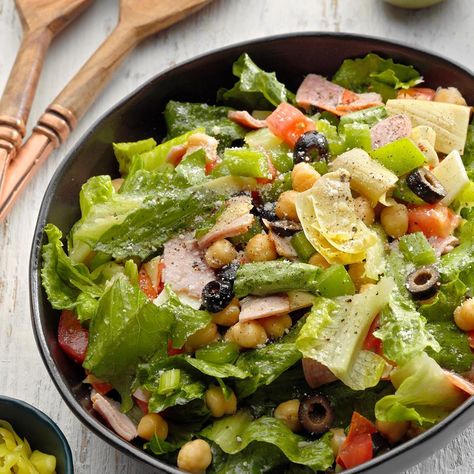 Super Italian Chopped Salad Chop Chop Salad, House Salad Recipe, Italian Easter Recipes, Chop Salad, Chopped Salad Recipe, Copycat Recipes Olive Garden, Olive Garden Recipes, Meat Lasagna, Chopped Salad Recipes