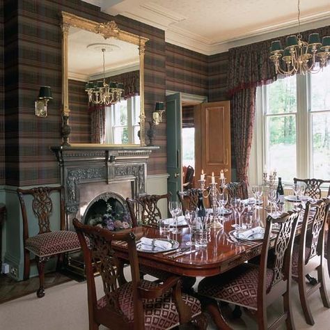 Eye For Design: Decorating With Plaid Covered Walls Wallpaper Dining Room, Tartan Decor, Mirror Dining Table, Celtic Decor, Room Wallpaper Designs, Tartan Wallpaper, Scottish Homes, Victorian Interiors, Dining Room Wallpaper