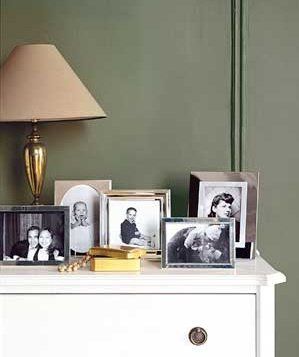 Elsie de Wolfe’s Advice: Arrange Small Pictures on a Dresser | Looking for design inspiration? Consult this advice from legendary decorating experts. Expensive Bathroom, Decorating Mantle, Picture Frame Table, Photo Corner, Small Frames, Photo Frame Display, Timeless Bathroom, Bathroom Design Trends, Timeless Home