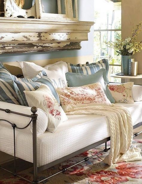 Cozy French Country Living Room, Divan Cama, Country Living Room Design, French Country Decorating Living Room, French Country Rug, Cottage French, Furnitur Ruang Keluarga, French Country Living, French Country Bedrooms