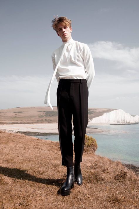 do this with the black leather jackets and pins! Minimalist Moda, Mode Editorials, Minimalist Men, Mens Fashion Editorial, Androgynous Fashion, Mode Inspo, 가을 패션, Fashion Editorial, Fashion Poses