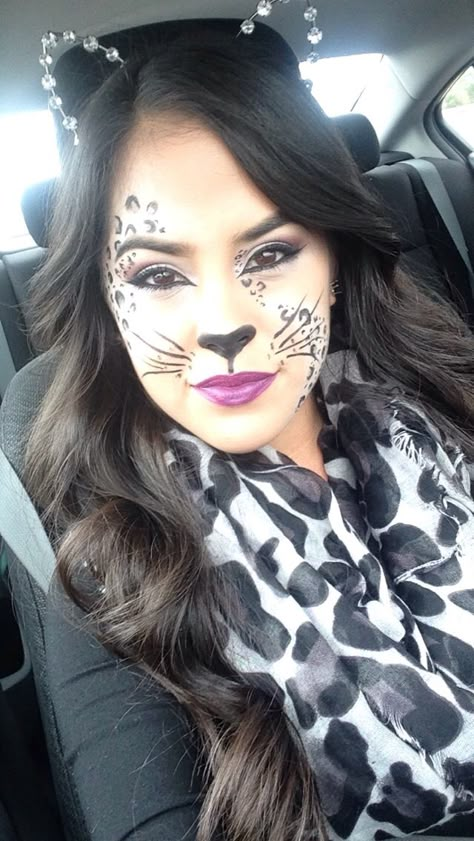 Snow leopard for Halloween Snow Leopard Makeup Halloween, Snow Leopard Face Paint, Snow Leopard Makeup, Snow Leopard Costume, Tiger Halloween Costume, Cat Face Makeup, Leopard Makeup, Cat Halloween Makeup, Cat Makeup Halloween