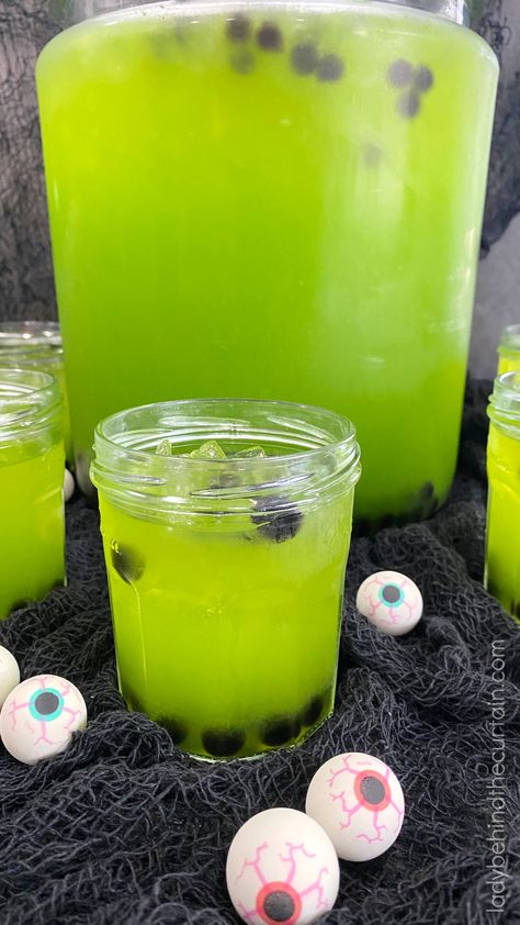 Halloween Party Slime Eyeball Punch: A simple traditional punch recipe transformed into a creepy punch filled with floating gummy eyeballs. This boba punch Diy Halloween Punch Bowl, Slime Punch Recipe, Gummy Worm Punch, Halloween Punch With Eyeballs, Halloween Punch Bowl Ideas, Halloween Boba Drink, Kids Punch Recipes, Eyeball Punch, Zombie Punch