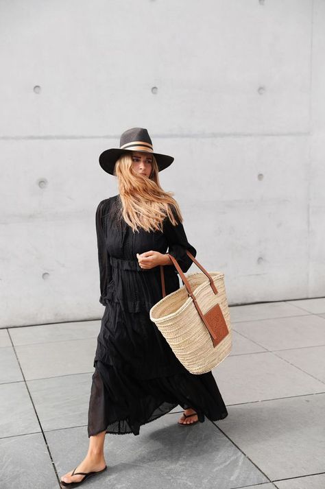 SUMMER BAG Haute Couture, Straw Basket Bag Outfit, Straw Bag Street Style, Black Hat Outfit Summer, Black Straw Hat Outfit Summer, Straw Bags For Summer Outfit, Celine Straw Bag Outfit, Straw Bag Outfit Summer, Loewe Basket Bag Outfit