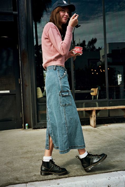 Denim Long Skirt Outfit, Mid Skirt Outfits, Denim Skirt Outfit Winter, Long Denim Skirt Outfit, Brandy Melville Skirts, Long Skirt Outfits, Denim Skirt Outfits, Long Denim Skirt, Outfit 90s