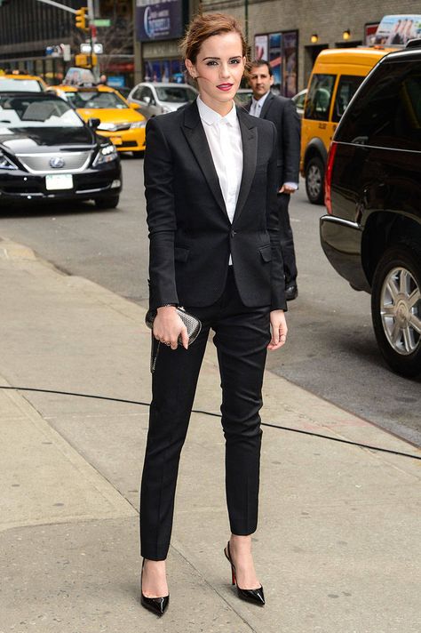 Women in Suits - Female Celebrities in Pant Suits and Tuxedos - Elle Phoebe Tonkin, Evan Peters, Tomboy Stil, Áo Blu, Emma Watson Style, Look Formal, Business Formal, Outfit Trends, Interview Outfit