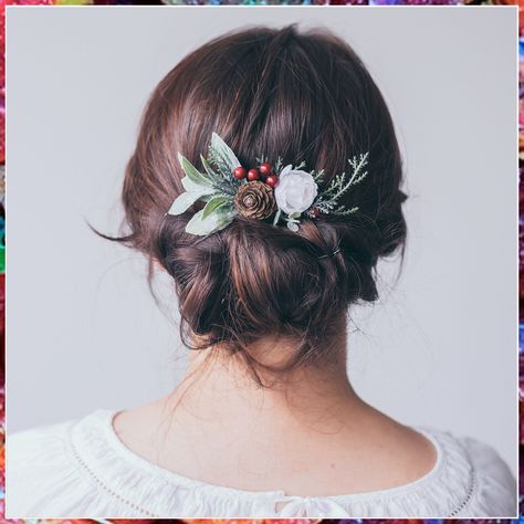 Wedding hairstyles with a veil are a classic way to keep your hair looking beautiful and styled all day long. Christmas Wedding Inspiration, Bridesmaid Hair Comb, Winter Wedding Hair, Bridal Hair Headpiece, Hair Crown, Bridesmaid Hair Accessories, Wedding Hairstyles With Veil, Wedding Winter, Flower Hair Comb