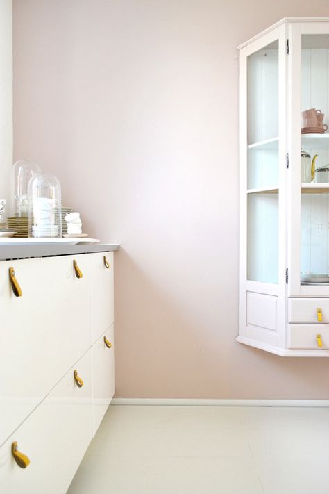 Pale Pink Bedroom Walls, Pale Pink Walls, Pale Pink Room, Pale Pink Bedrooms, Dining Room Dark, Pink Kitchen Walls, Van Painting, Pink Painted Walls, Violet Room