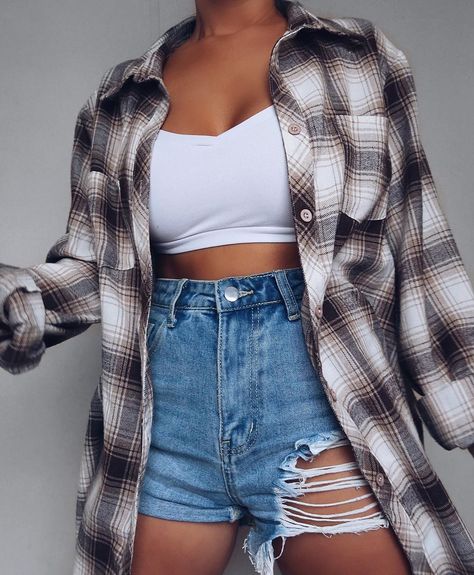 Check shirt denim shorts outfit Checked Shirt Outfit Women, Shorts And Flannel Outfit, Flannel Outfits Aesthetic, Checked Shirt Outfit, Oversized Checked Shirt, Short Girl Outfits, Plaid Shirt Outfits, Denim Shorts Outfit, Insta Outfits