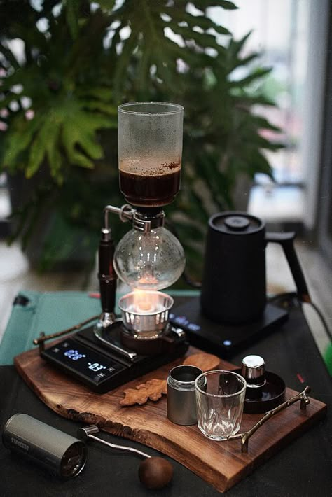 Coffee Barista Photography, Barista Photography, Mini Cafeteria, Syphon Coffee, Japanese Coffee Shop, Tea Lifestyle, Michelin Food, Siphon Coffee, Ways To Make Coffee