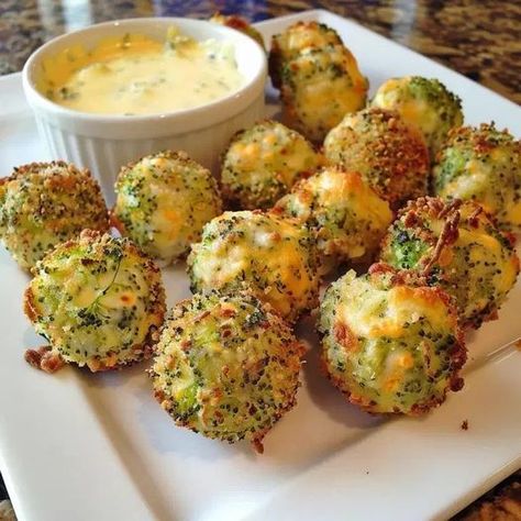 Broccoli Balls, Broccoli Cheese Balls, Veggie Balls, Baked Broccoli, Vegan Baked, Cheese Ball Recipes, Dips Appetizers, Broccoli Cheese, Savory Appetizer