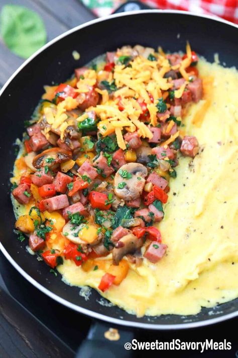 Chicken Sausage Omelette, Loaded Omelette Recipe, Meaty Omelette Recipe, Protein Omelette Recipe, Sausage Omlet Recipes, Bacon Omelette Recipe Easy, Stuffed Omelette Recipe, Keto Omelette Recipes, Omlet Ideas