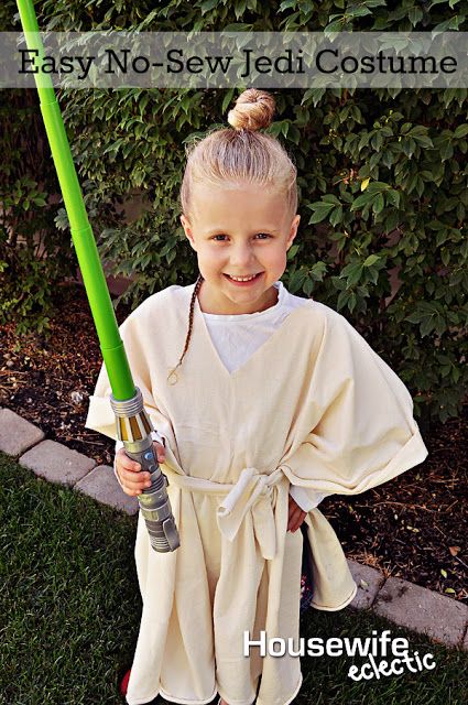 Housewife Eclectic: Easy No-Sew Jedi Costume. #StarWarsCereal Jedi Costume Diy, Easy Costumes To Make, Star Wars Costumes Diy, Costumes Faciles, Diy Costumes Kids Boys, Yoda Costume, Jedi Robe, Jedi Costume, Star Wars Halloween