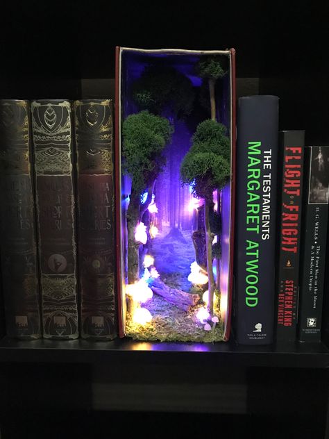 Illuminated mushroom forest book nook/insert. Hand made mushrooms from clay. Book Nook Insert, Forest Book Nook, Forest Book, Bookshelf Art, Mushroom Forest, Art Forest, Fairy Doors, Book Nook, Miniature Crafts