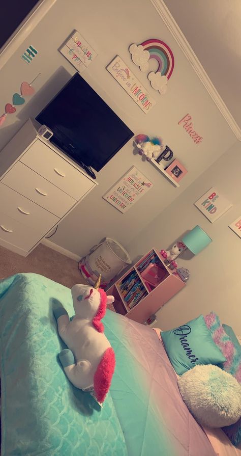 Unicorn Room Decorations, Tv In Kids Bedroom Ideas, Small Girly Room Ideas, Unicorn Toddler Bedroom, Daughter Room Makeover, Kids Bedroom Organization Ideas, Girly Bedroom Ideas For Kids, Unicorn Bedroom Ideas Kid Rooms, Kid Bedroom Ideas