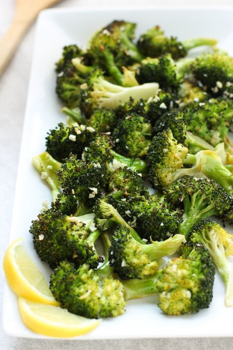 Roasted Lemon Garlic Broccoli - A super flavorful veggie side, so easy and healthy too! Broccoli is coated with lemon juice, garlic and butter, then baked in the oven. An easy vegetable side to any meal! Vegetarian and gluten free #broccoli #side #veggie #vegetable #greens #baked #sidedish #side #dinner #easy #healthy #quick #vegetarian #glutenfree #recipe #joyousapron Low Carb Veggie, Garlic Broccoli, Vegetable Side, Roasted Broccoli, Veggie Side Dishes, Broccoli Recipes, Healthy Sides, Thanksgiving Side Dishes, Vegetable Sides