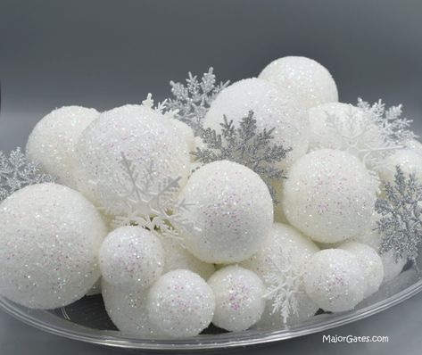 Fake Snow Centerpiece, Winter Wonderland Party Theme Decor Table Decorations, Winterland Christmas Decorating Ideas, Snowball Centerpieces, Snowball Decorations, White Christmas Centerpieces, Winter Wonderland Quince, Snow Decorations, Snow Balls