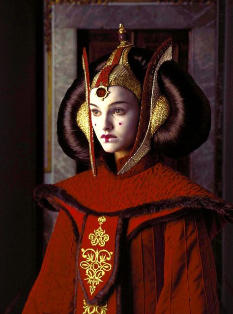 Naboo royalty is known for their striking makeup. | This Queen Amidala Fashion Lesson Will Make You Appreciate Episode I Queen Amidala Costume, Star Wars Padme Amidala, Amidala Star Wars, Queen Amidala, Star Wars Padme, Irving Penn, Star Wars Fashion, Star Wars Princess, Padme Amidala