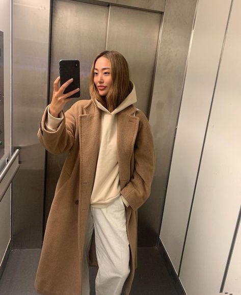 Long Camel Coat Outfits, Camel Trousers Outfit, Camel Winter Coat, Clean Vibes, Fleece Jacket Outfit, Camel Coat Outfit Casual, Long Camel Coat, Long Coat Outfit, Beige Hoodie