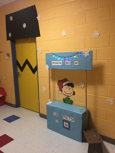 Charlie Brown Classroom Door, Charlie Brown Christmas Door Classroom, Charlie Brown Door Decorations, Charlie Brown Christmas Classroom Door, Charlie Brown Christmas Parade Float, Charlie Brown Door Decorating Ideas, Snoopy Door Decorations Classroom, Charlie Brown Christmas Door Decorations, Charlie Brown Christmas Door