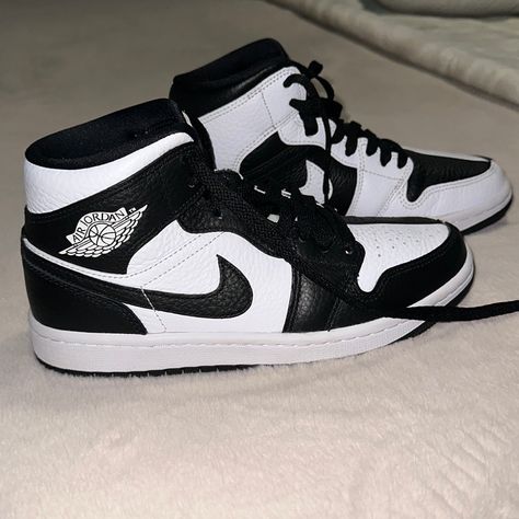 Female Jordans Sneakers, Cute Black Shoes For School, Jordans White And Black, Black Nikes Shoes, Panda Jordans, Cute Jordans For Women, Nike Jordan High Tops, Jordans For Women, Black And White Air Jordan