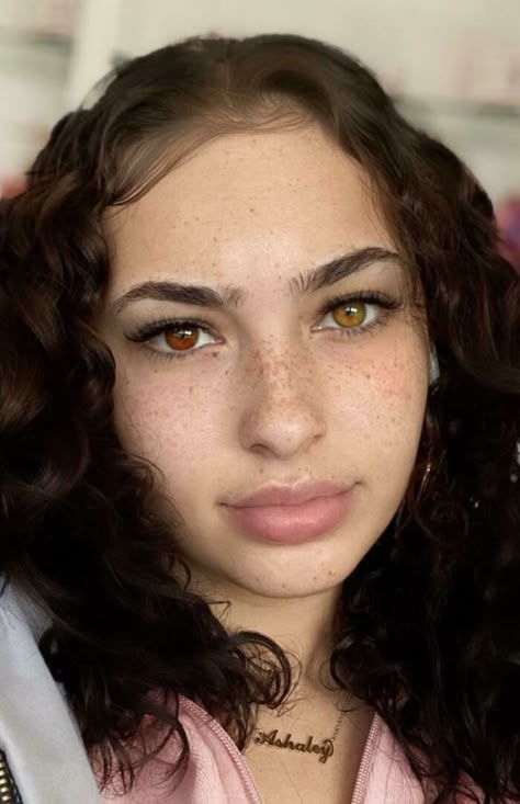 Heterochromia Rare Eye Colors, Rare Eyes, Unique People, Girl Inspiration, Dream Hair, Pretty Eyes, Pretty Selfies, Beautiful Eyes, Some People