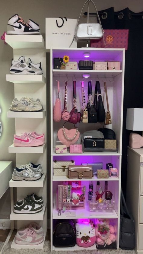 Y2k Walk In Closet, Small Beauty Room Ideas, Purse Shelves, Closet Organization Ideas Aesthetic, Room Decor Ideas Furniture, Cuartos Aesthetic, Room Organization Bedroom, Girly Room Decor, Girly Apartment Decor