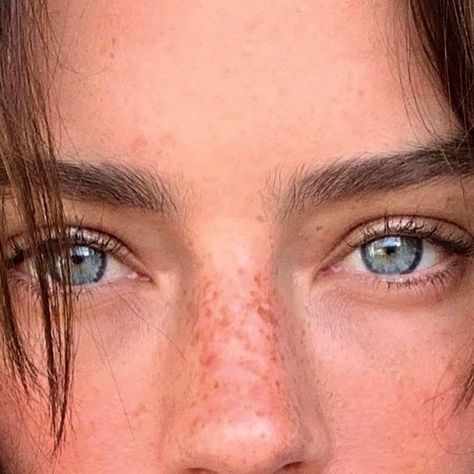 ☾ Jess ☾ on Instagram: "If anyone needs some freckles, I’ve got extra." Subtle Freckles, Nose Freckles, Sun Freckles, Face Symmetry, Freckle Photography, Cute Freckles, People With Freckles, Women With Freckles, Freckles Makeup