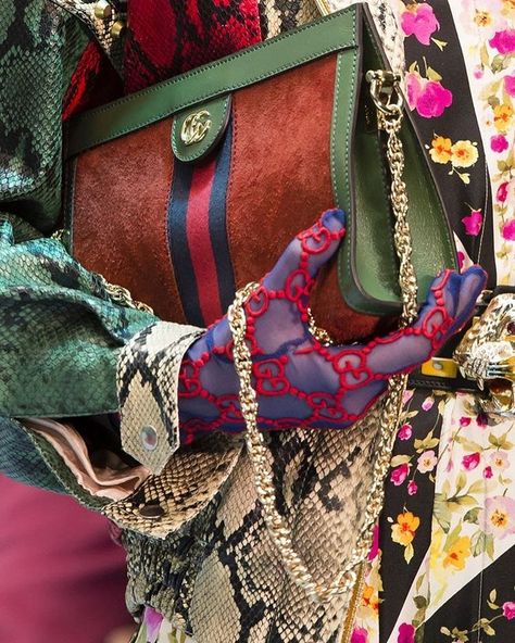 Gucci Fashion Show, Tas Lv, Tulle Gloves, Mode Editorials, Fashion Week 2018, Winter Mode, Milano Fashion Week, Milan Fashion Weeks, Gucci Fashion