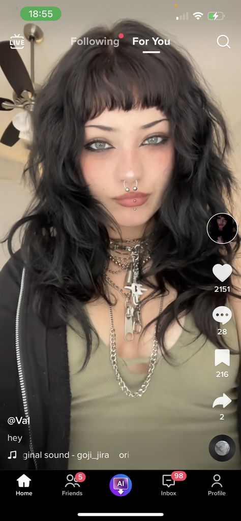 Cute Alt Haircuts, Wavy Alt Hair, Alt Hair Bangs, Alternative Haircuts, Bangs Updo, Witchy Hair, Wavy Bangs, Gothic Hairstyles, Oval Face Haircuts