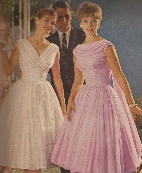 1960... The end of the pouf party-dress style, introduced by Dior in the late 1940s. For over 10yrs, this style remained mainstream. 1960s Fashion Dress, 60s Fashion Women, 1950s Party Dresses, 1960s Dresses, Patron Vintage, 1960 Fashion, Casual Attire For Women, 1960s Outfits, Fall Fashion Skirts