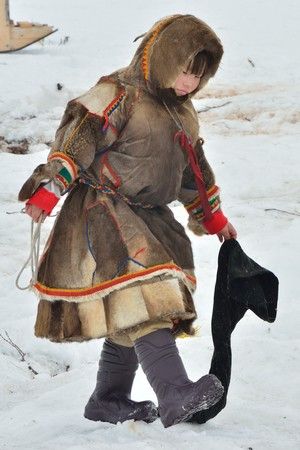 Typical day of a Nenets family in northern Siberia Nenets Siberia, Inuit Clothing, Yule Cat, Kings Island, Culture Clothing, Winter Painting, Indigenous Culture, Folk Fashion, Folk Tales