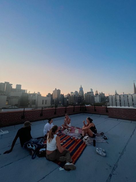 Nyc Working Aesthetic, Rooftop Movie Aesthetic, Working In The City Aesthetic, Rooftop Summer Party, Nyc Apartment Rooftop, Nyc Rooftop Party, Nyc With Friends, Friends On Rooftop, City Rooftop Aesthetic