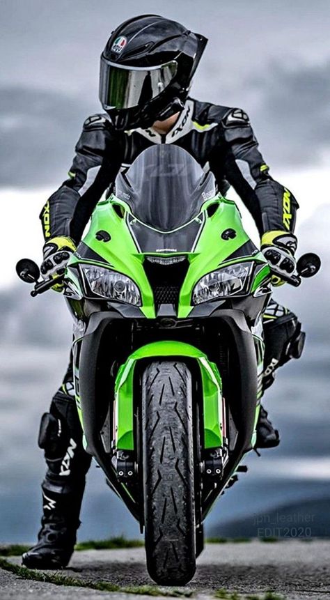 Kawasaki Ninja Bike, Gt Bikes, Ninja Bike, Tmax Yamaha, Motorcycle Race Suit, Hot Biker Guys, Ninja 400, Bike Leathers, Kawasaki Bikes