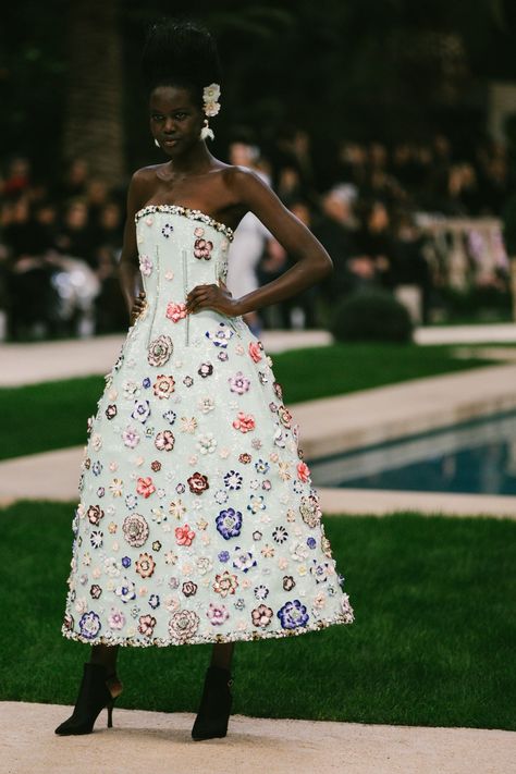 Chanel SS19 Couture Paris Karl Lagerfeld Adut Akech High Fashion Chanel, Karl Lagerfeld Couture, Chanel Haute Couture Vintage, Chanel Iconic Looks, Coco Chanel Haute Couture, Karl Lagerfeld Gown, Chanel Vintage Couture, Karl Lagerfeld Haute Couture, Karl Lagerfeld Iconic Designs