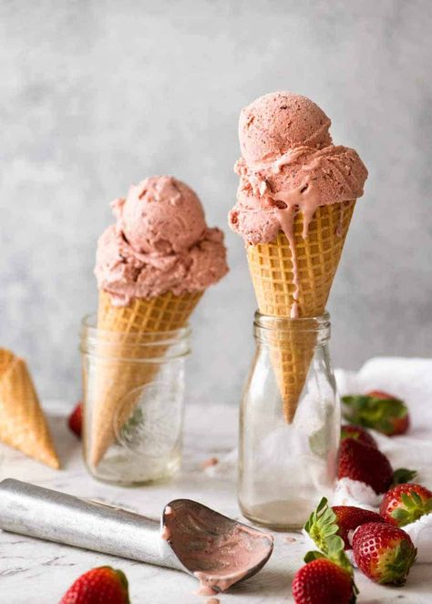 Strawberry Ice Cream No Churn, Ice Cream No Churn, Ice Cream Images, Rose Ice Cream, Ice Cream Photography, Strawberry Balsamic, Ice Cream Mixture, Delicious Ice Cream, Cheesecake Ice Cream