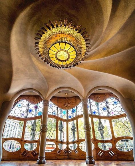 Casa Batlló, Barcelona, Spain 🇪🇸 Casa Batlló, located in the heart of Barcelona, is a masterpiece of Antoni Gaudí, a renowned architect of the Catalan Modernisme movement. This iconic building, known for its whimsical design and vibrant colors, is a UNESCO World Heritage site. The interior, as shown in the image, features undulating lines, organic forms, and stunning stained glass windows that create a surreal, dreamlike atmosphere. Casa Batlló's unique architecture and innovative design make... Visit Barcelona, Barcelona City, Antoni Gaudi, Iconic Buildings, Windows Exterior, Unique Architecture, Whimsical Design, Paris Travel, Barcelona Spain