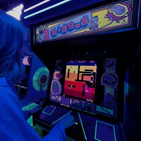 stranger things palace arcade game replica that mad max played | the stranger things experience | arcade aestetic retro neon vintage games Stranger Things Experience, Palace Arcade, Arcade Aesthetic, Neon Vintage, Aesthetic Game, Stranger Things Max, Retro Neon, Vintage Neon, The Stranger