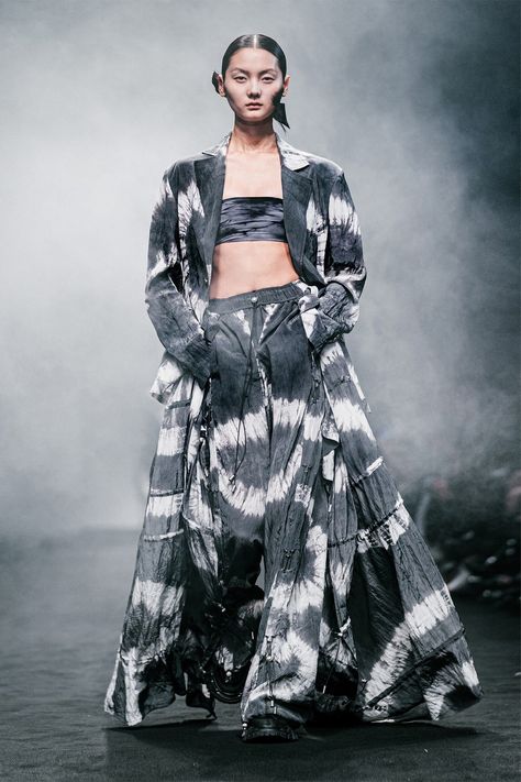 Angel Chen Spring 2021 Ready-to-Wear collection, runway looks, beauty, models, and reviews. Shibori Fashion, Angel Chen, Fashion Angels, Tie Dye Fashion, Vogue India, Fashion Show Images, Live Fashion, Magazine Photography, Vogue Paris