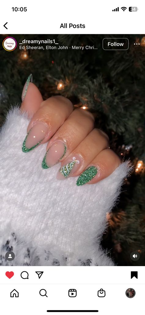 Nail Art Vert, Christmas Nails Glitter, Glitter French Nails, Reflective Nails, Thanksgiving Nail Designs, Stylish Nails Designs, Snowflake Nails, Almond Acrylic Nails, Christmas Nails Acrylic